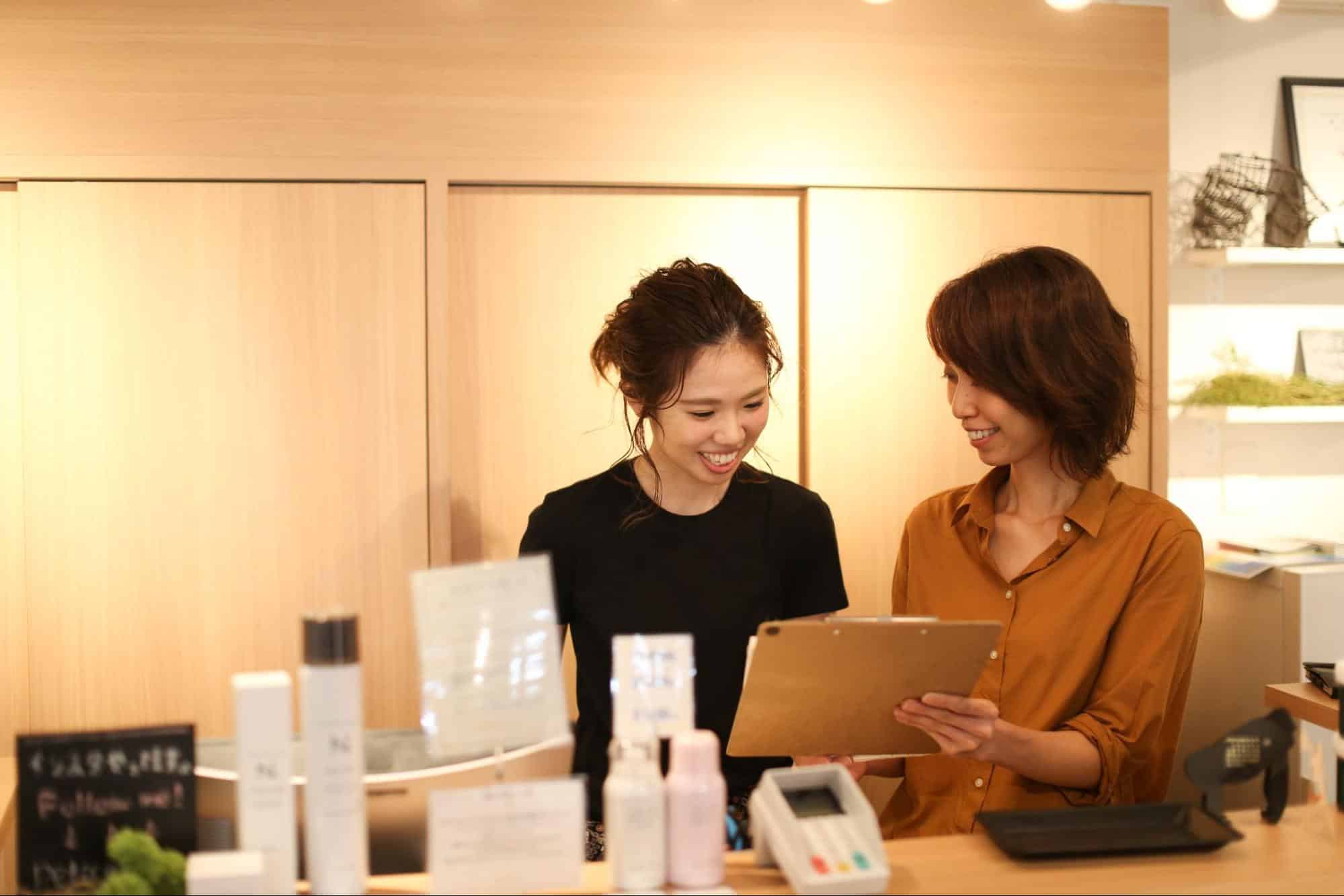 美容室にスタッフが集まらないのはなぜ？実態と理由、対処法とは