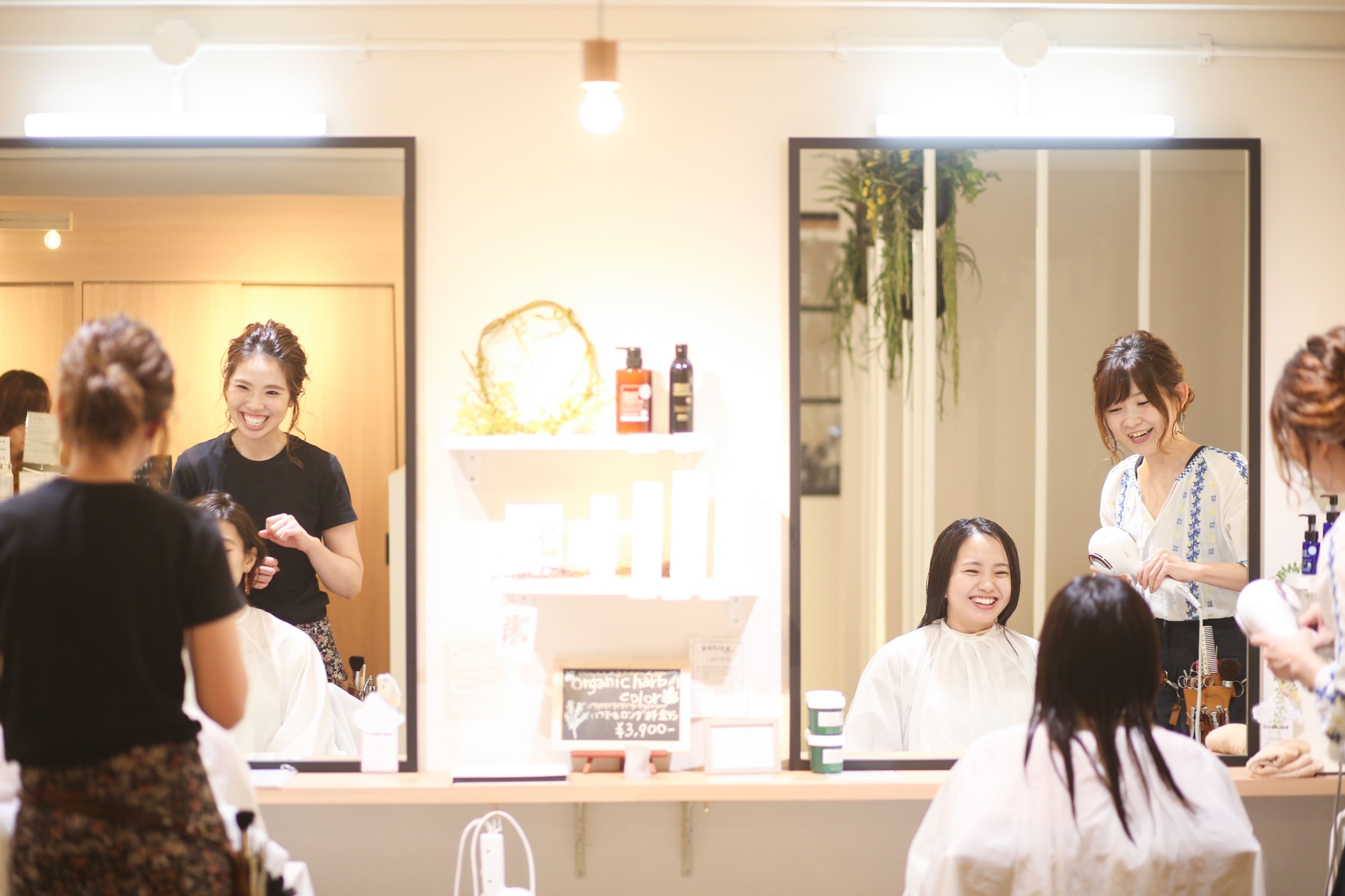 オープンから6ヶ月の居抜き美容室。即営業可能です。